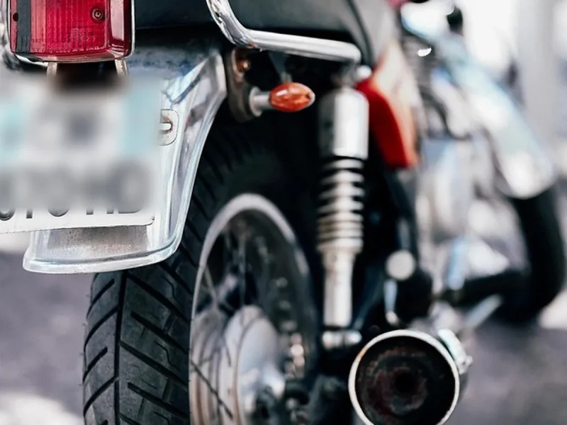 Plaques d&rsquo;immatriculation personnalisées pour motos : règles et enjeux