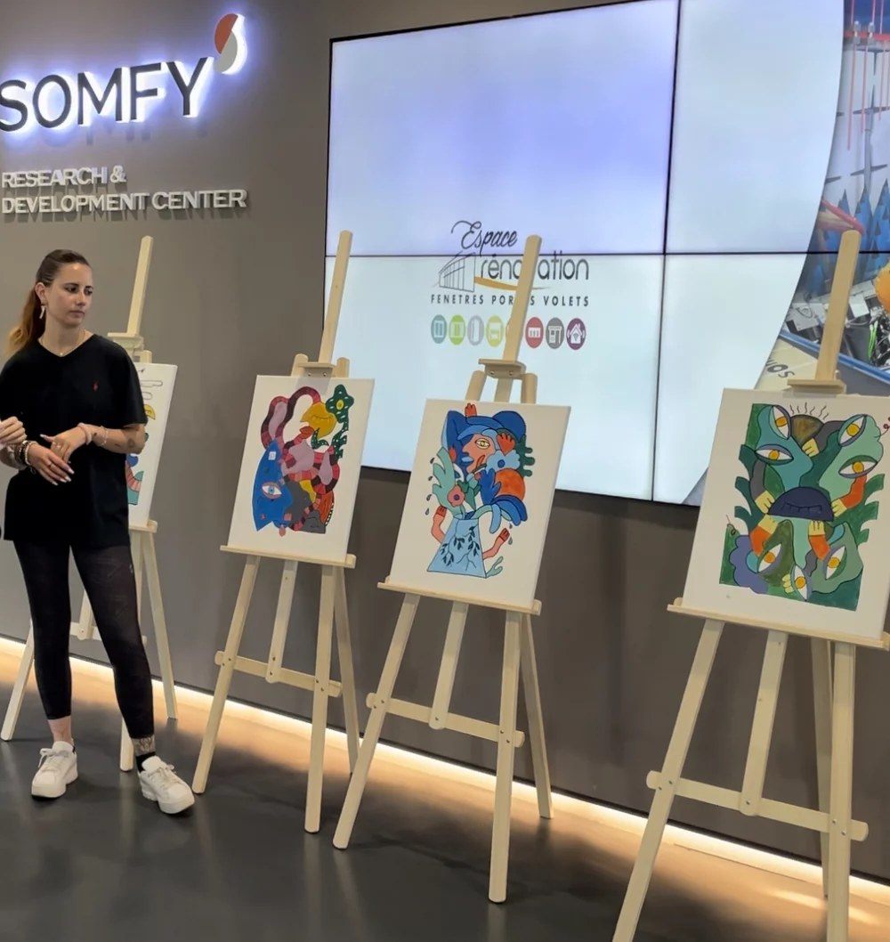 Toile vierge sur chevalet avec dessin au trait déjà tracé, zones prêtes à être peintes