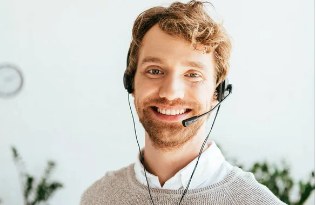 Conseiller du service client au téléphone avec un casque micro souriant