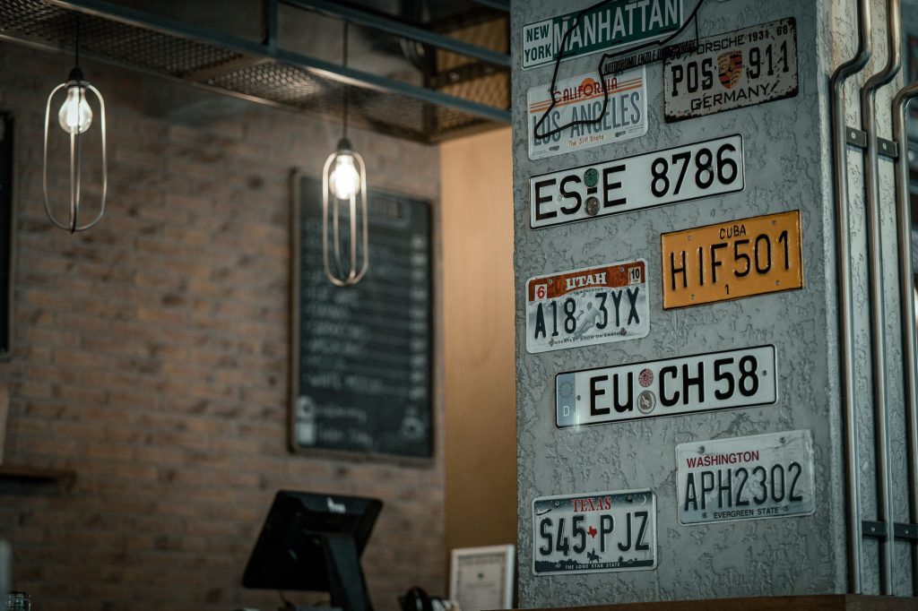Personnalisation des plaques d&rsquo;immatriculation : ce que la loi interdit